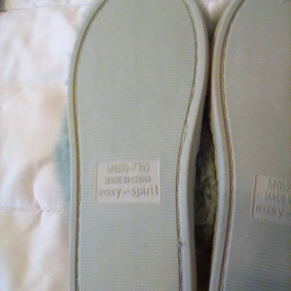 Easy Spirit blue/gray fuzzy slippers new never used size 6 1/2 to 7 1/2 - Picture 4 of 7
